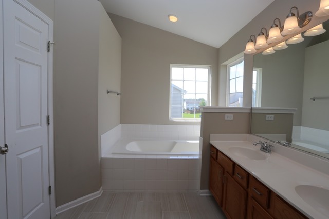 239 Thrush Cir, Lindenhurst, IL 60046 photo 7