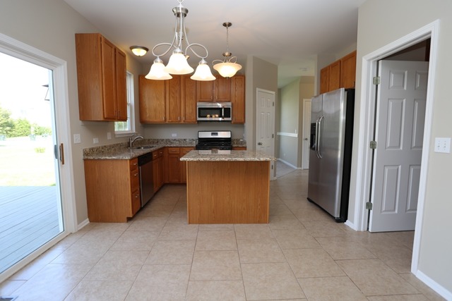 239 Thrush Cir, Lindenhurst, IL 60046 photo 2