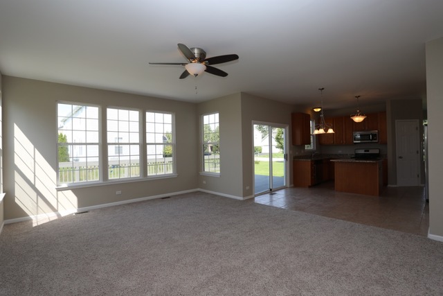 239 Thrush Cir, Lindenhurst, IL 60046 photo 4