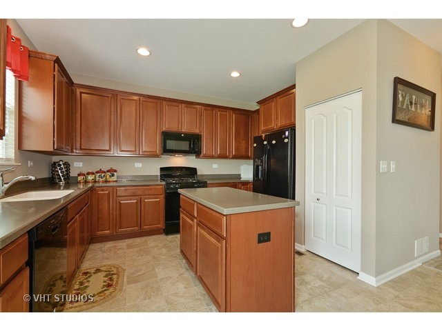 4207 Southerland Dr, Oswego, IL 60543 photo 2