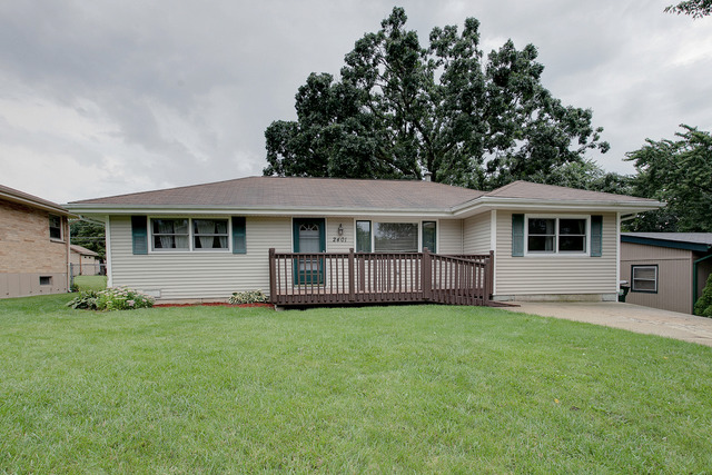 2401 Deerpath Dr, Lindenhurst, IL 60046 photo 1