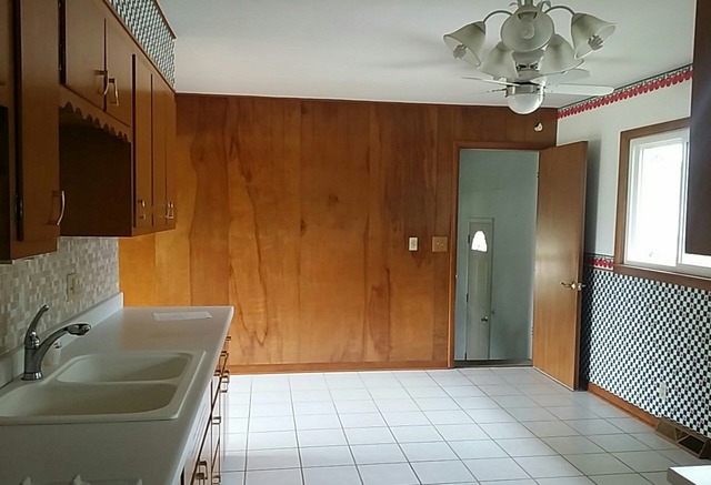 606 E Brown St, Harvard, IL 60033 photo 2