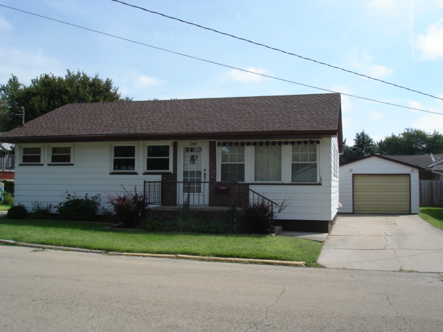 1709 Fulton St, Peru, IL 61354 photo 1