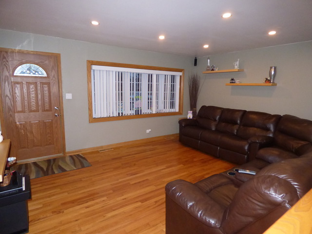 8832 Olympic Dr, Bridgeview, IL 60455 photo 2