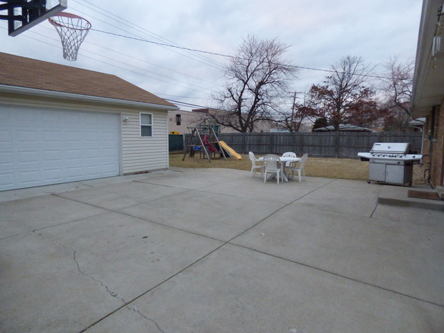 8832 Olympic Dr, Bridgeview, IL 60455 photo 16
