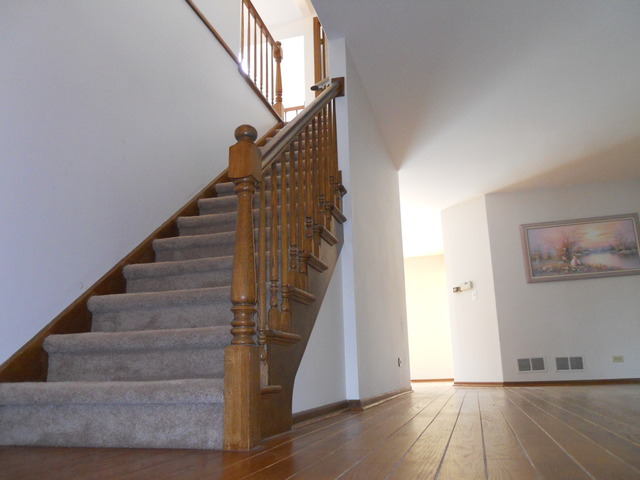 131 E Beech Dr, Schaumburg, IL 60193 photo 2