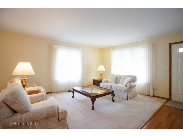 203 Mayer Ave, Wheeling, IL 60090 photo 2