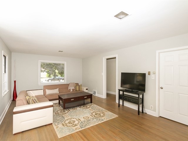 155 S Melrose Ave, Elgin, IL 60123 photo 4