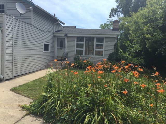 711 Forest Edge Ln, Des Plaines, IL 60016 photo 3