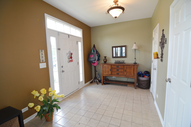 457 Mooresfield St, Elgin, IL 60124 photo 2
