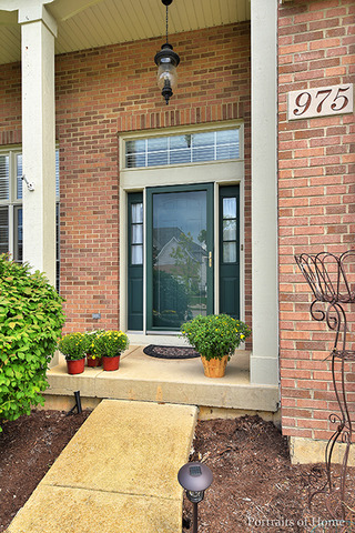 975 Riverstone Dr, Aurora, IL 60502 photo 2