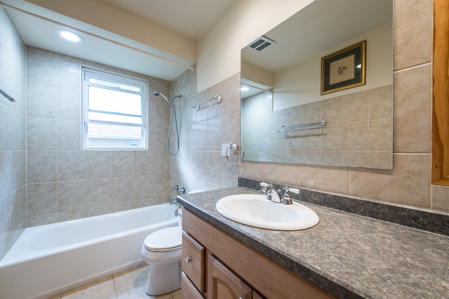 7601 S Octavia Ave, Bridgeview, IL 60455 photo 17
