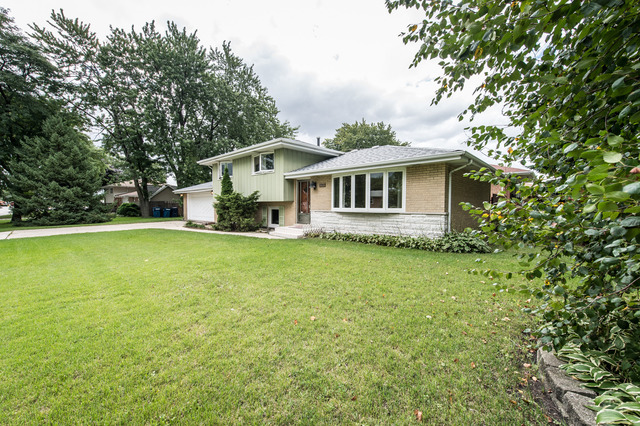 7601 S Octavia Ave, Bridgeview, IL 60455 photo 2