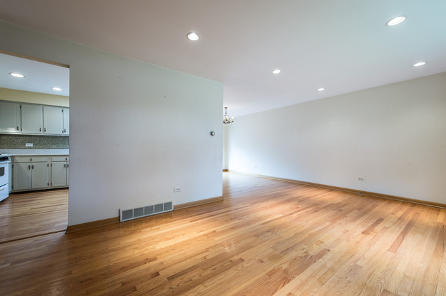 7601 S Octavia Ave, Bridgeview, IL 60455 photo 3