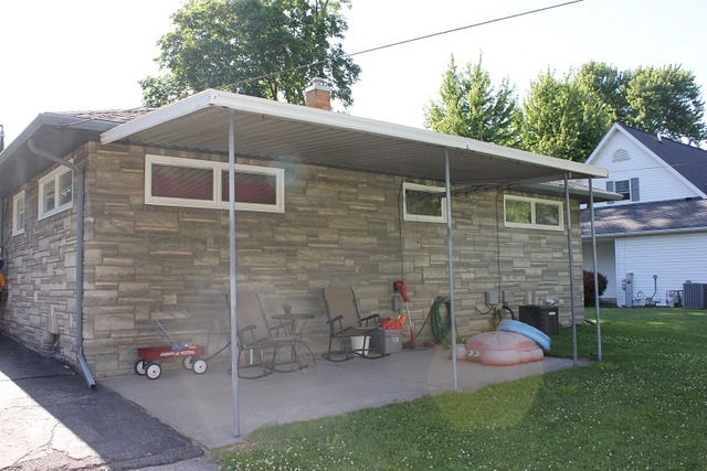 1208 Locust St, Sterling, IL 61081 photo 2