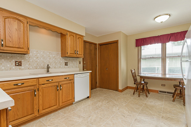 130 Thomas More Dr, Elgin, IL 60123 photo 6