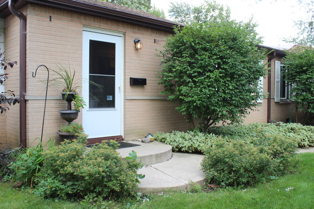 585 Illinois Blvd, Hoffman Estates, IL 60169 photo 2