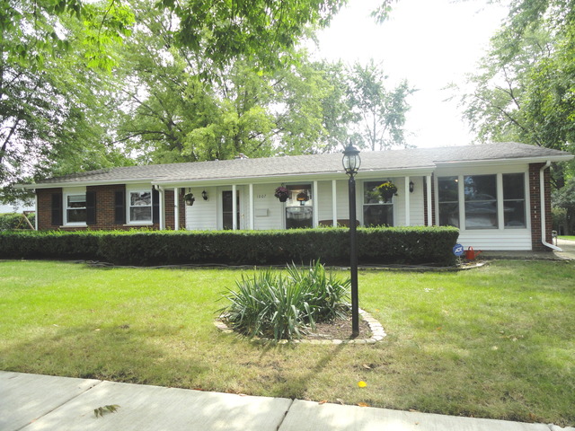 1007 E Alder Ln, Mount Prospect, IL 60056 photo 1