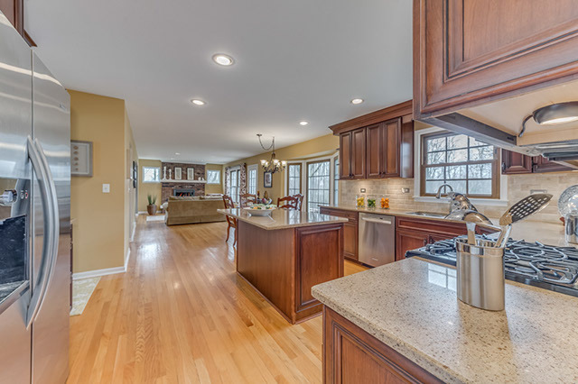 564 Hawthorne Ave, Bartlett, IL 60103 photo 4