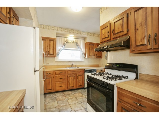 157 Henry, Elgin, IL 60120 photo 3