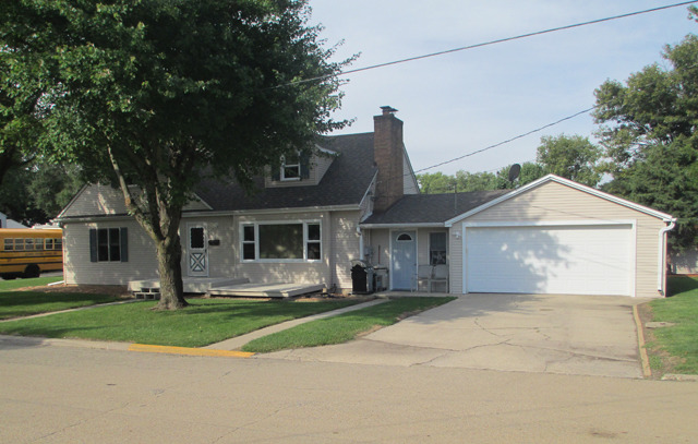 1704 Fulton St, Peru, IL 61354 photo 1