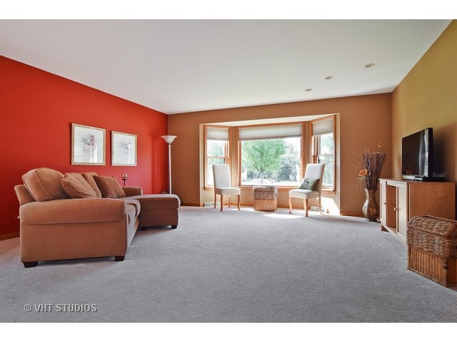 209 Wilcox Dr, Bartlett, IL 60103 photo 3