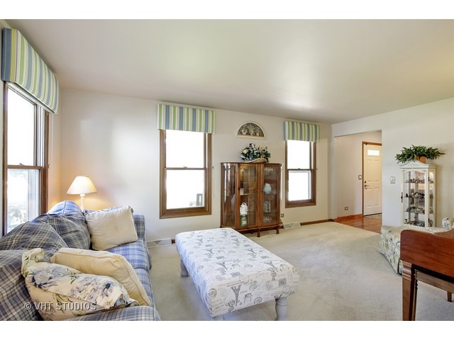 620 Shenandoah Trl, Elgin, IL 60123 photo 2