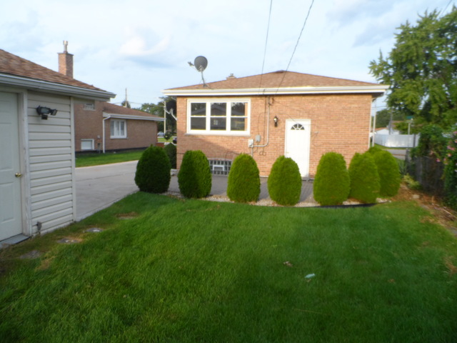 8119 S Meade Ave, Burbank, IL 60459 photo 2
