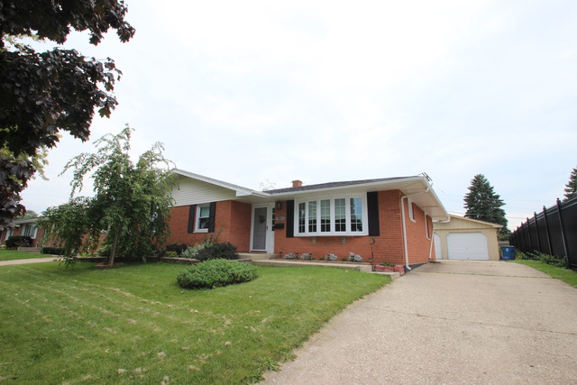 605 Chaney Ave, Crest Hill, IL 60403 photo 2