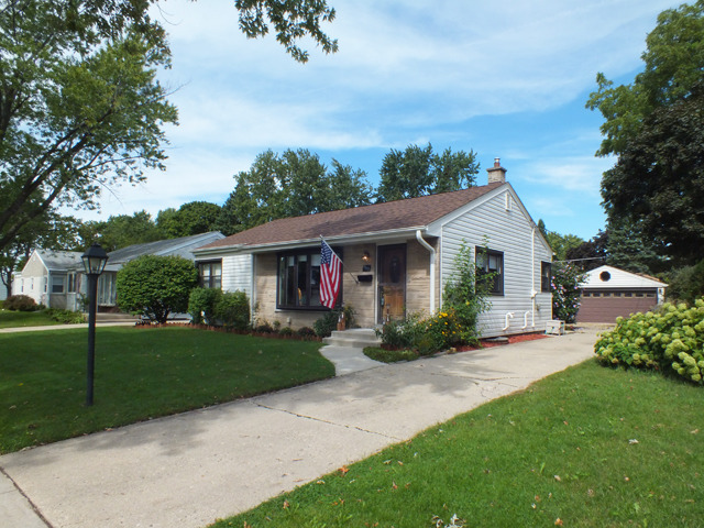942 E Forest Ave, Des Plaines, IL 60018 photo 2
