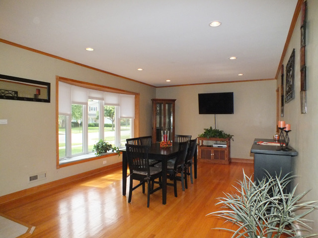 942 E Forest Ave, Des Plaines, IL 60018 photo 4