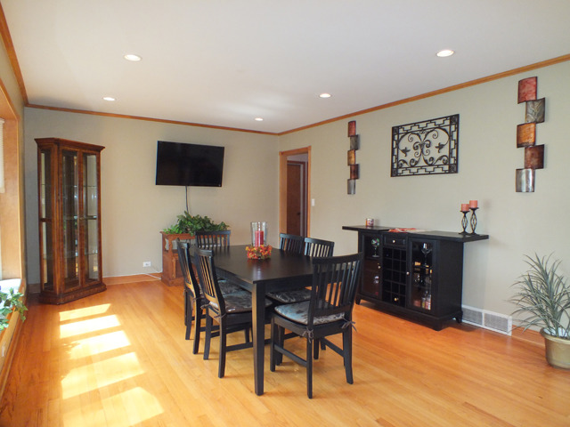 942 E Forest Ave, Des Plaines, IL 60018 photo 3