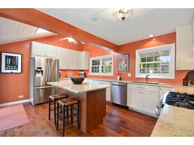 905 E Willow Ave, Wheaton, IL 60187 photo 2