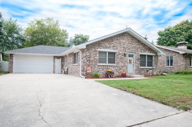 116 E Tyler St, Oswego, IL 60543 photo 1