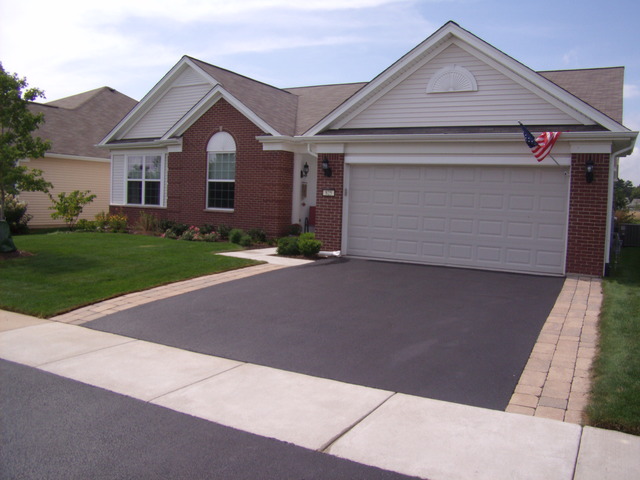 825 Rambling Brook Cir, Elgin, IL 60124 photo 1