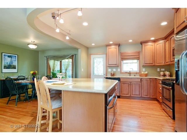 1827 E Cree Ln, Mount Prospect, IL 60056 photo 3