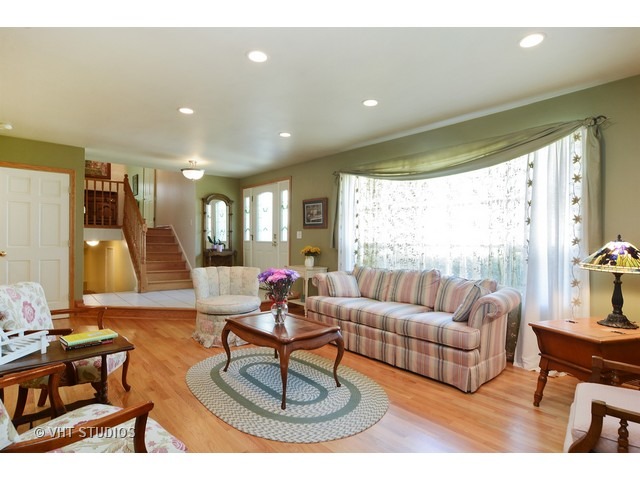1827 E Cree Ln, Mount Prospect, IL 60056 photo 2