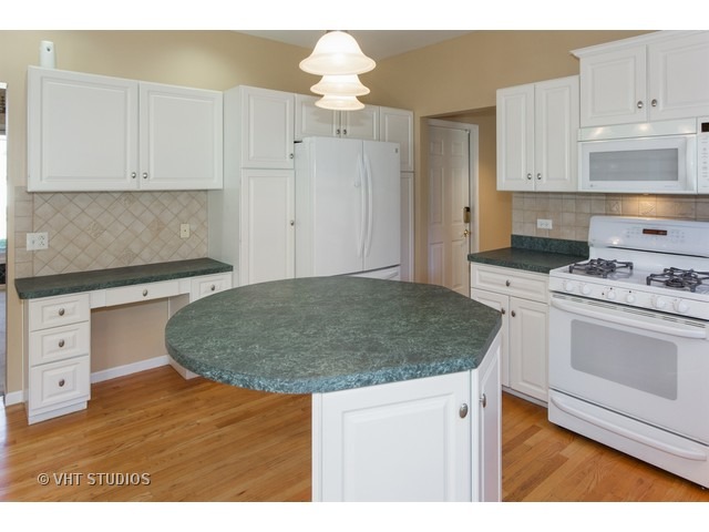 295 Pinecrest Ct, Aurora, IL 60502 photo 3