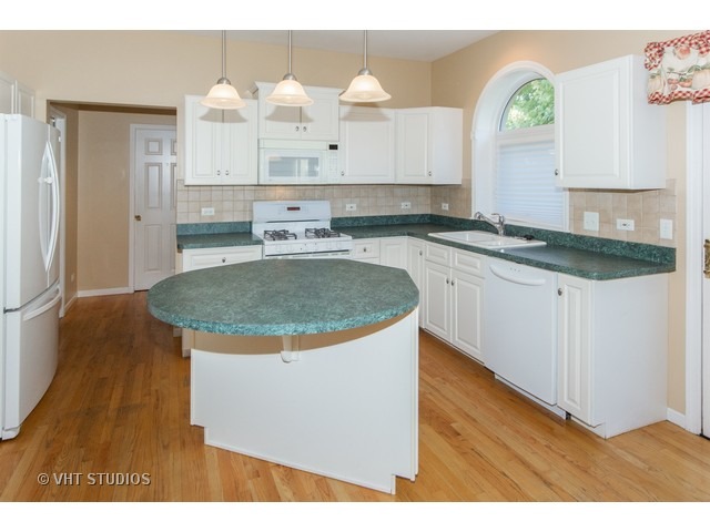 295 Pinecrest Ct, Aurora, IL 60502 photo 2
