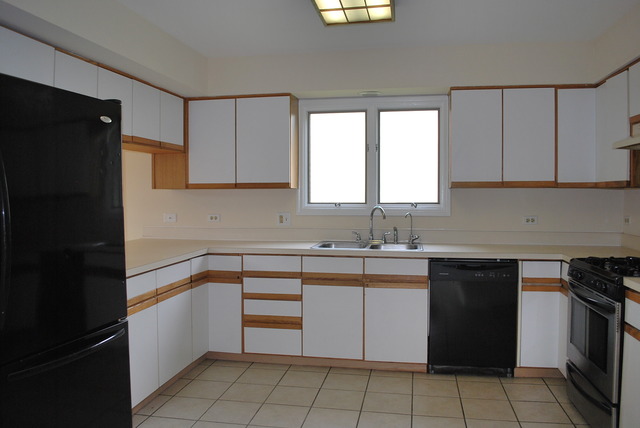 985 Mountain St, Aurora, IL 60505 photo 4