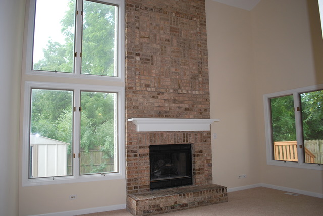 985 Mountain St, Aurora, IL 60505 photo 2