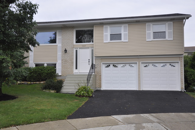 1665 Castaway Ln, Hoffman Estates, IL 60192 photo 1