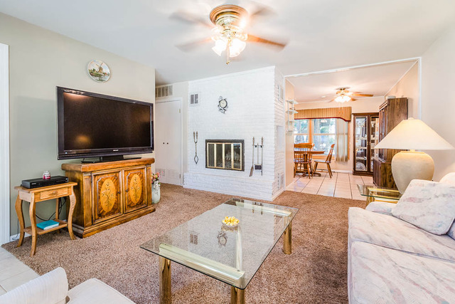 89 Pleasant St, Hoffman Estates, IL 60169 photo 3