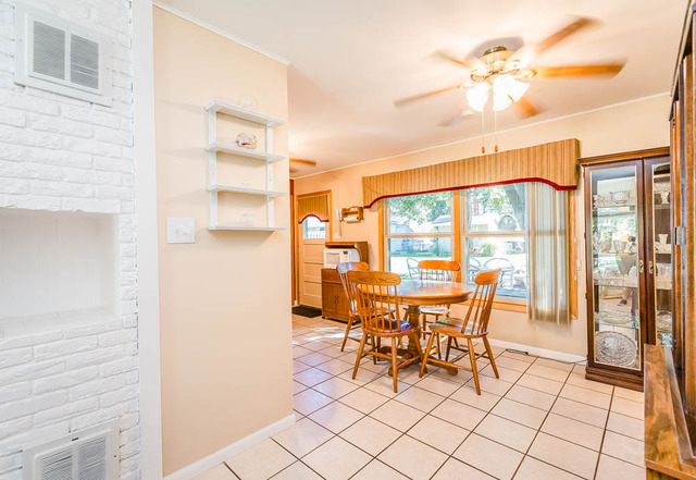 89 Pleasant St, Hoffman Estates, IL 60169 photo 4