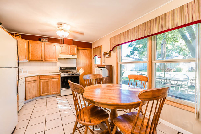 89 Pleasant St, Hoffman Estates, IL 60169 photo 5