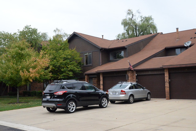 10 Creekside Cir #C, Elgin, IL 60123 photo 1