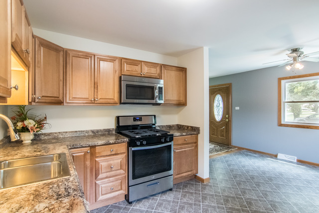 2307 Kingfisher Ln, Rolling Meadows, IL 60008 photo 4