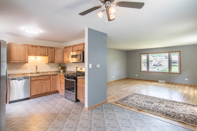 2307 Kingfisher Ln, Rolling Meadows, IL 60008 photo 6