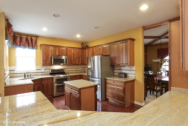 255 Garden Dr, Elgin, IL 60124 photo 2