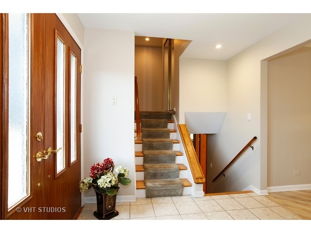873 Willow Ln, Willowbrook, IL 60527 photo 2